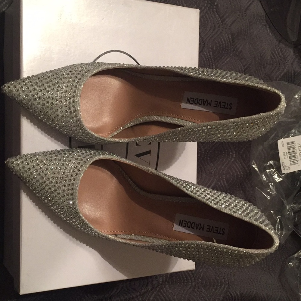 NWT SILVER DAISIE-R STEVE MADDEN PUMPS